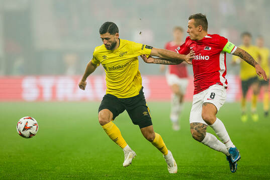 Arber Zeneli of Elfsborg and Jordy Clasie of AZ Alkmaar