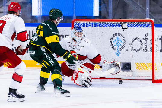 Björklövens Maxime Fortier och Almtunas målvakt Edvin