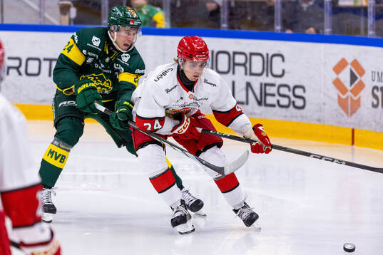 Björklövens Linus Cronholm jagar Almtunas Elliot Ekmark