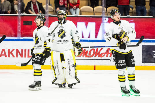 AIKs Gerry Fitzgerald och AIKs målvakt Victor Brattström