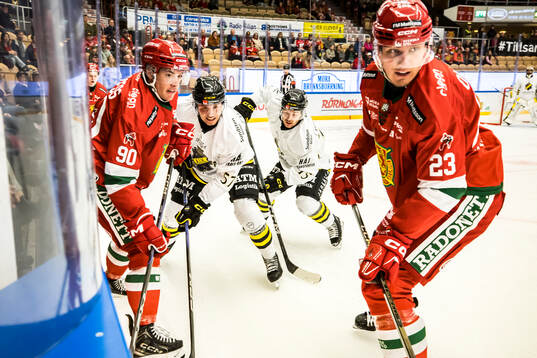 Moras Todd Burgess och AIKs Alfred Barklund och AIKs Jordan