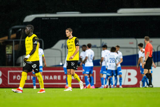 Mjällbys Manasse Kusu och Rasmus Wikström deppar