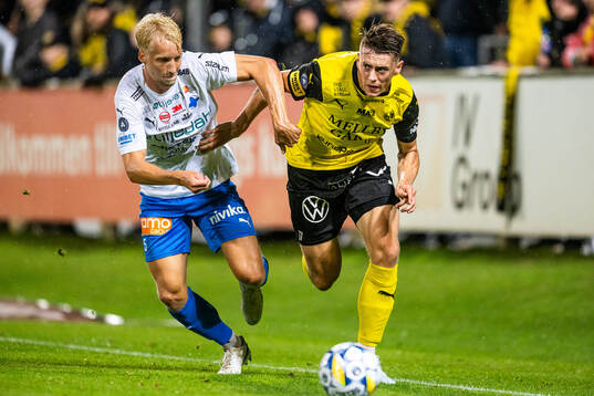 Värnamos Victor Larsson och Mjällbys Elliot Stroud