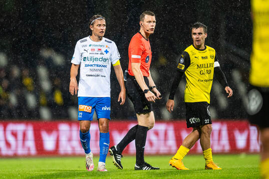 Värnamos Simon Thern, domare Oscar Johnson och Mjällbys