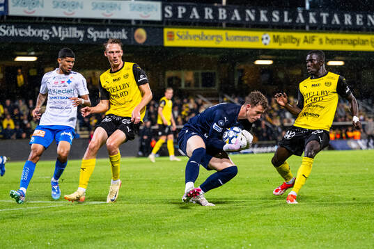 Mjällbys Alexander Johansson och Abdoulie Manneh mot