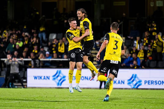 Mjällbys Elliot Stroud och Tom Pettersson jublar
