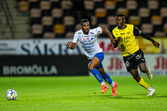 Värnamos Wenderson Oliveira do Nascimento och Mjällbys