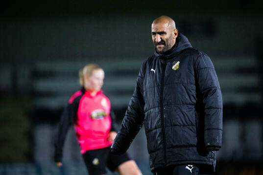 Head coach Mak Lind