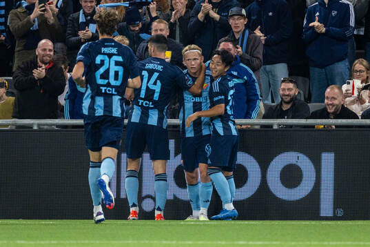 Djurgårdens Tobias Gulliksen jublar med lagkamrater