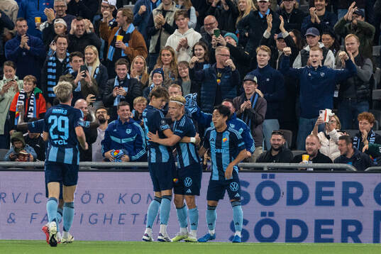 Djurgårdens Tobias Gulliksen jublar med lagkamrater
