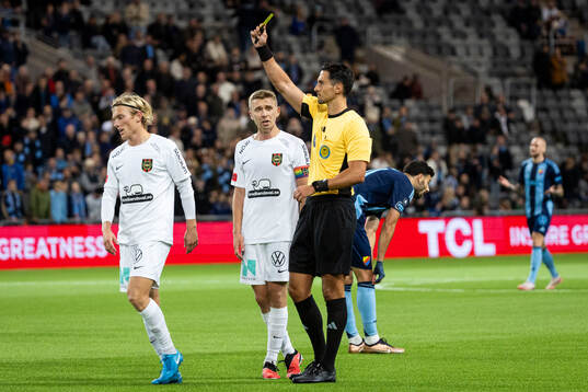 Brommapojkarnas Alexander Jensen och Domare Adi Aganovic