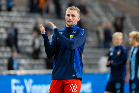Djurgårdens målvakt Jacob Rinne tackar publiken