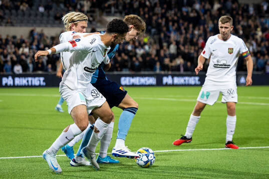 Brommapojkarnas Alexander Jensen och Daleho Irandust mot