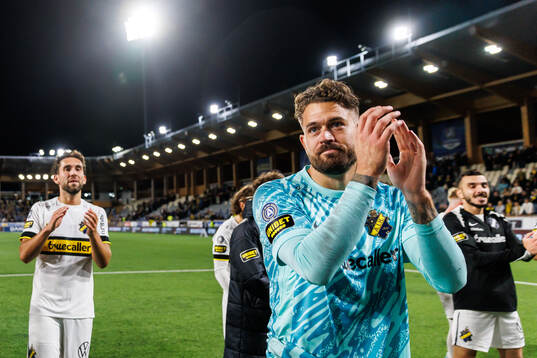 AIKs målvakt Kristoffer Nordfeldt jublar