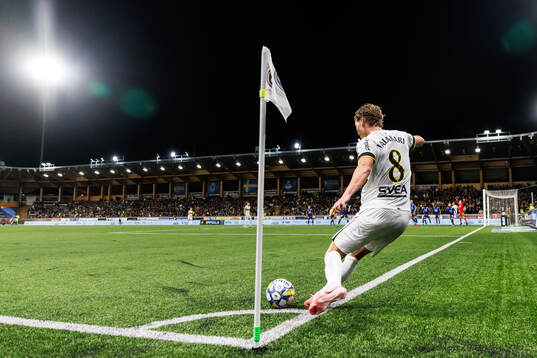 AIKs Onni Valakari slår en hörna som resulterar i 0-1