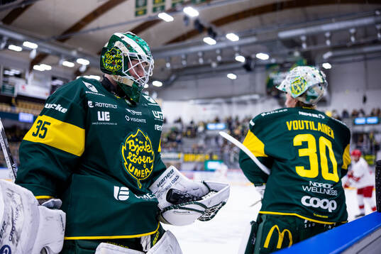 Björklövens målvakt Melker Thelin innan ishockeymatchen