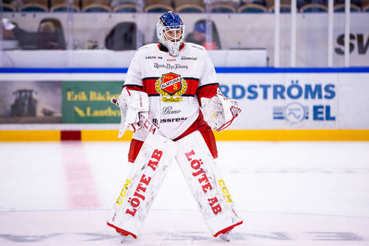 Almtunas målvakt Edvin Olofsson innan ishockeymatchen i