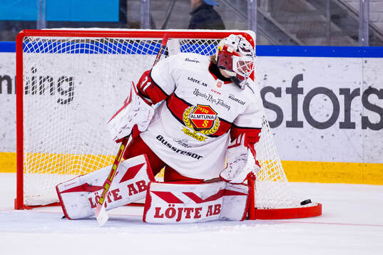 Almtunas målvakt Oskar Blomgren innan ishockeymatchen i