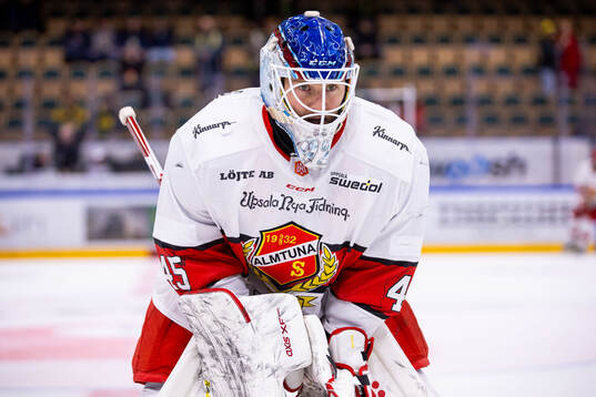 Almtunas målvakt Edvin Olofsson innan ishockeymatchen i