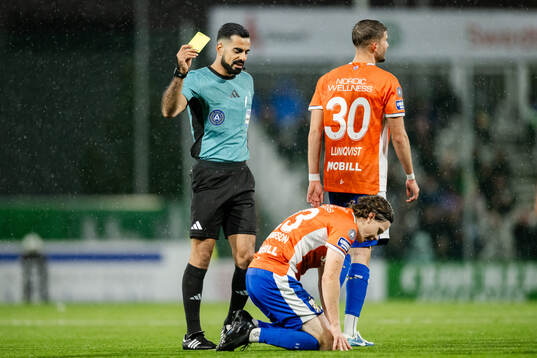 IFK Göteborgs Kolbeinn Thordarson får en varning av