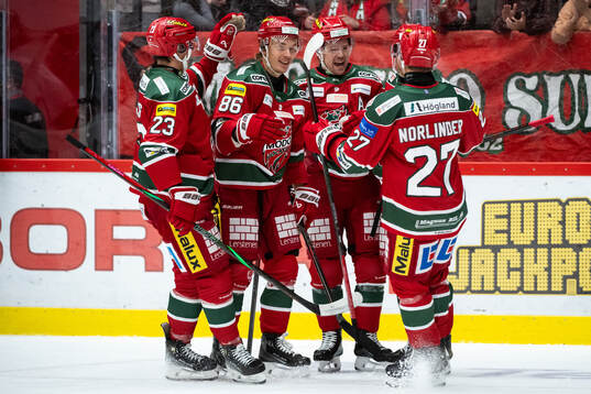 MoDos Lukas Jasek jublar med lagkamrater