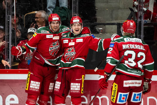 MoDos Alexander True jublar med lagkamrater