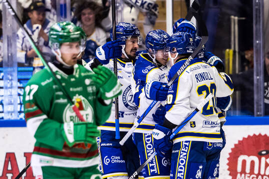 Leksands Justin Glenn Kloos jublar med lagkamrater