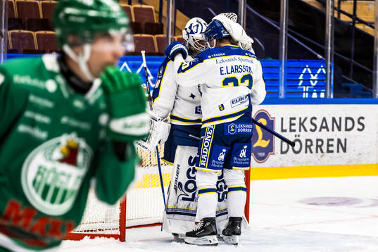 Leksands målvakt Mantas Armalis och Eddie Larsson jublar