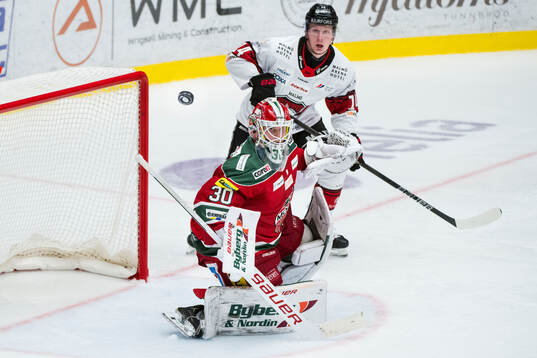 MoDos målvakt Lassi Lehtinen och Malmö Redhawks Otto