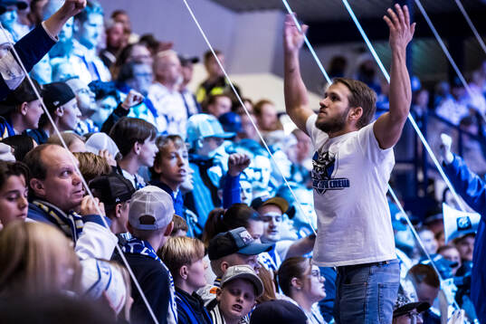 Publiken innan ishockeymatchen i SHL mellan Leksand och