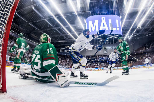 Rögles målvakt Arvid Holm deppar och Leksands Lucas