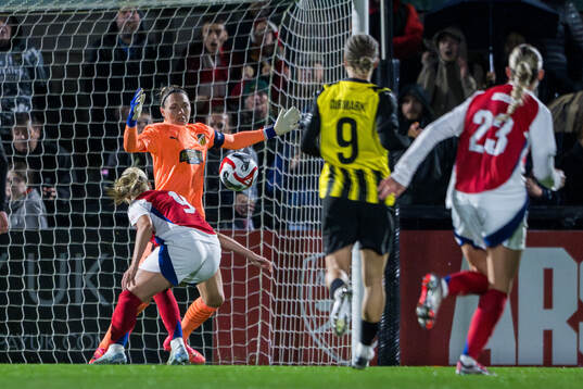 Goalkeeper Jennifer Falk of Häcken and Beth Mead of Arsenal