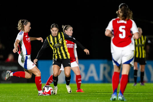 Katie McCabe of Arsenal and Tabitha Tindell of Häcken