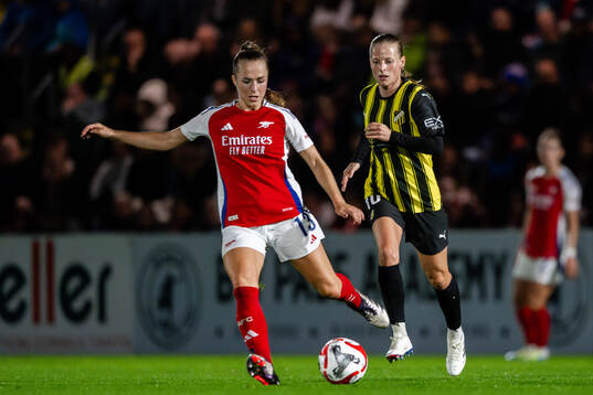 Lia Wälti of Arsenal and Anna Anvegård of Häcken