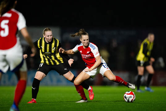 Johanna Fossdalsá of Häcken and Lia Wälti of Arsenal