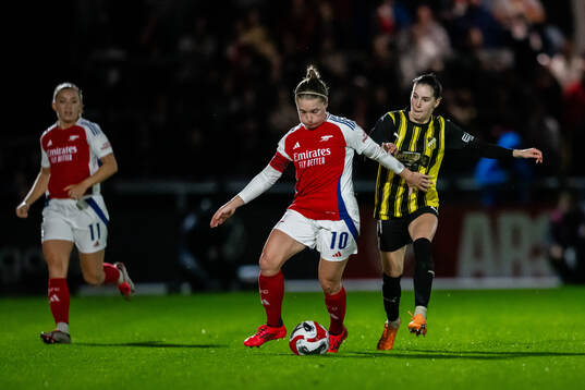 Kim Little of Arsenal and Clarissa Larisey of Häcken