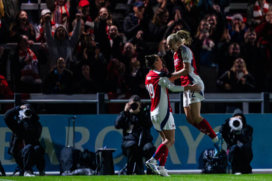 Caitlin Foord and Frida Maanum of Arsenal celebrate the 4-0