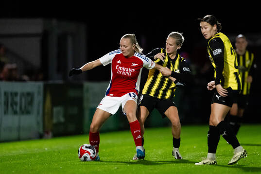 Frida Maanum of Arsenal and Filippa Curmark of Häcken