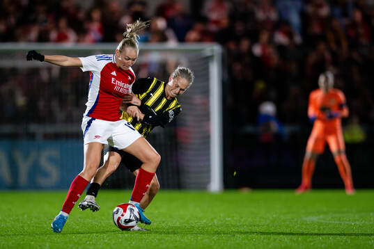 Frida Maanum of Arsenal and Filippa Curmark of Häcken