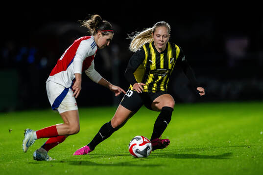 Mariona Caldentey of Arsenal and Alice Bergström of Häcken