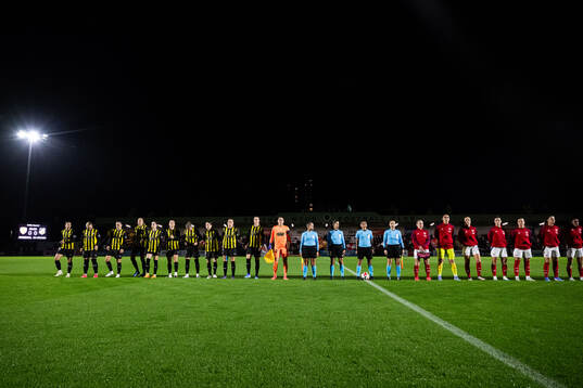 Players of Häcken and of Arsenal