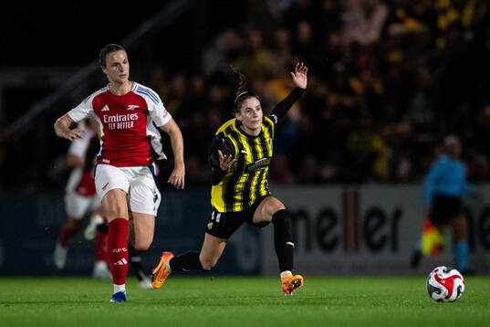 Laia Codina of Arsenal and Clarissa Larisey of Häcken