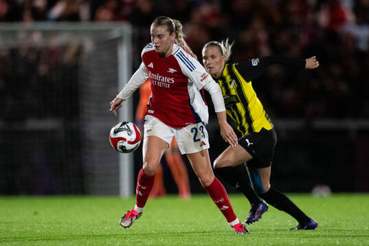Alessia Russo of Arsenal and Josefine Rybrink of Häcken