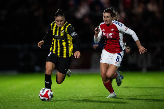 Hanna Wijk of Häcken and Mariona Caldentey of Arsenal