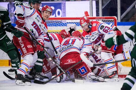 Färjestads Marian Studenic (ej i bild) gör 3-1