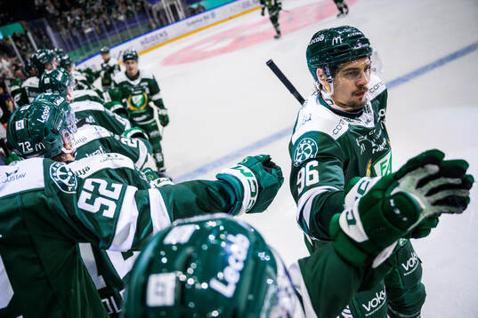 Färjestads David Tomasek jublar