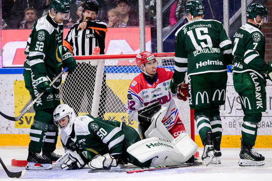 Färjestads målvakt Damian Clara och Timrås Anton Lundmark