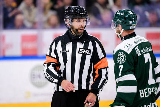 Domare Marcus Linde i samtal med Färjestads Axel Bergkvist