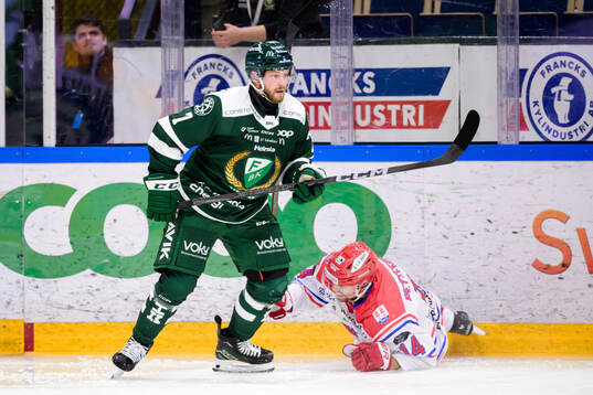 Färjestads Axel Bergkvist och Timrås Emil Pettersson