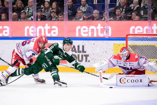 Timrås Lukas Pilö och målvakt Tim Juel
